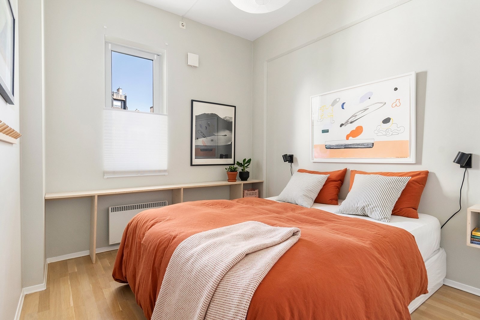 Leiligheten har totalt tre soverom, hvor to av rommene vender mot bakgården. Galleribilde