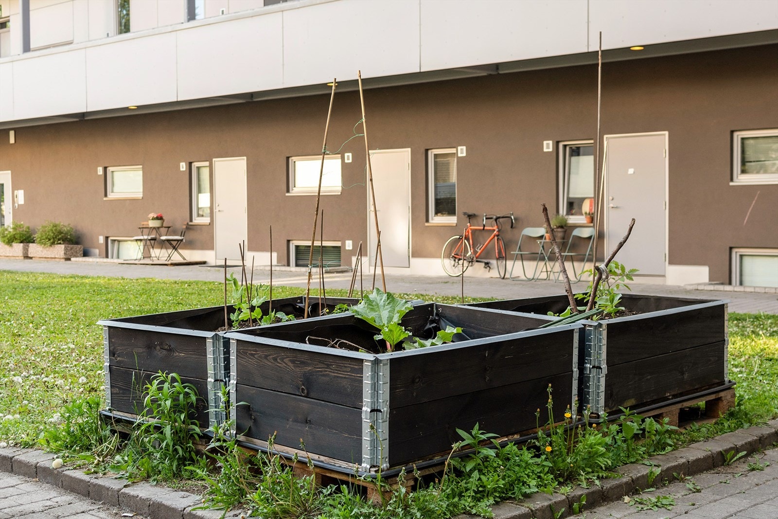 Borettslaget har en stor og grønn bakgård med flere sittegrupper og plantekasser for beboerne. Galleribilde