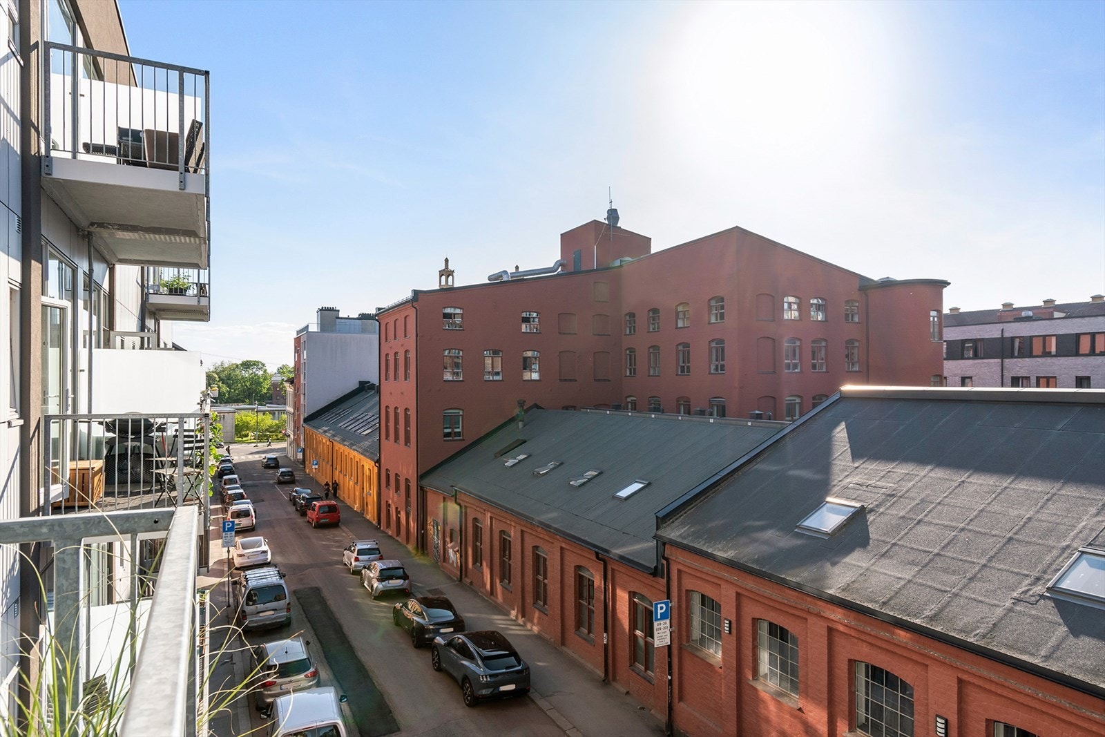 Det er et lavt bygg foran slik at man får lyst og luftig utsyn. Galleribilde