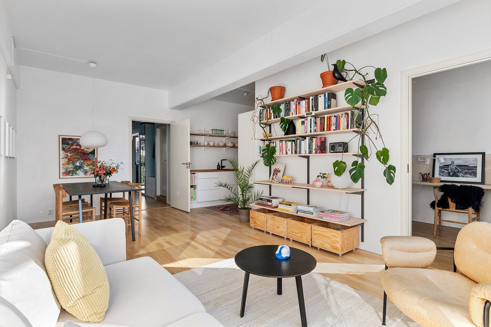 Stuen er lys og har god plass til sofa, TV-møblement og spisegruppe. Projektorlerret montert bak takbjelke i stua medfølger hvis ønskelig. Galleribilde