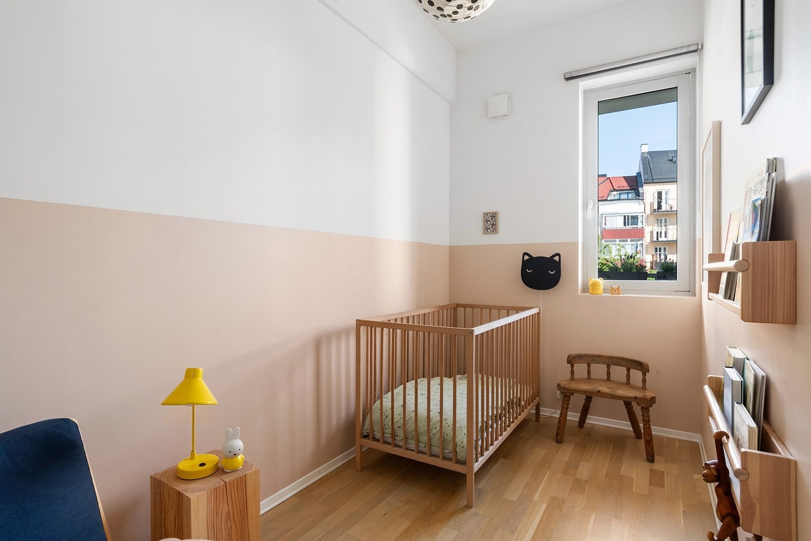 De to andre soverommene har plass til seng, skap til oppbevaring eller kontorløsning. Galleribilde