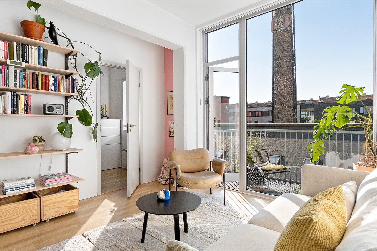 Stuen har store gulv-til-tak vindusflater som gir rikelig med naturlig lys. Galleribilde