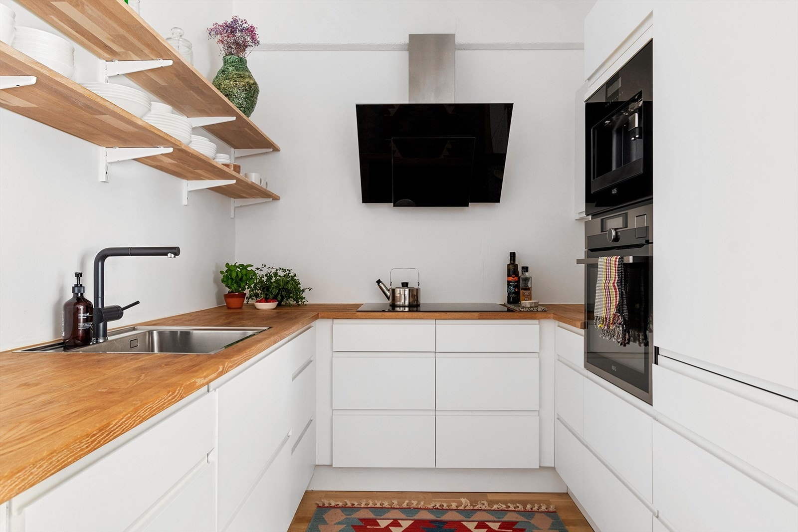 Sverres gate 5 har en gjennomgående planløsning med store vindusflater som slipper inn rikelig med naturlig lys. Galleribilde