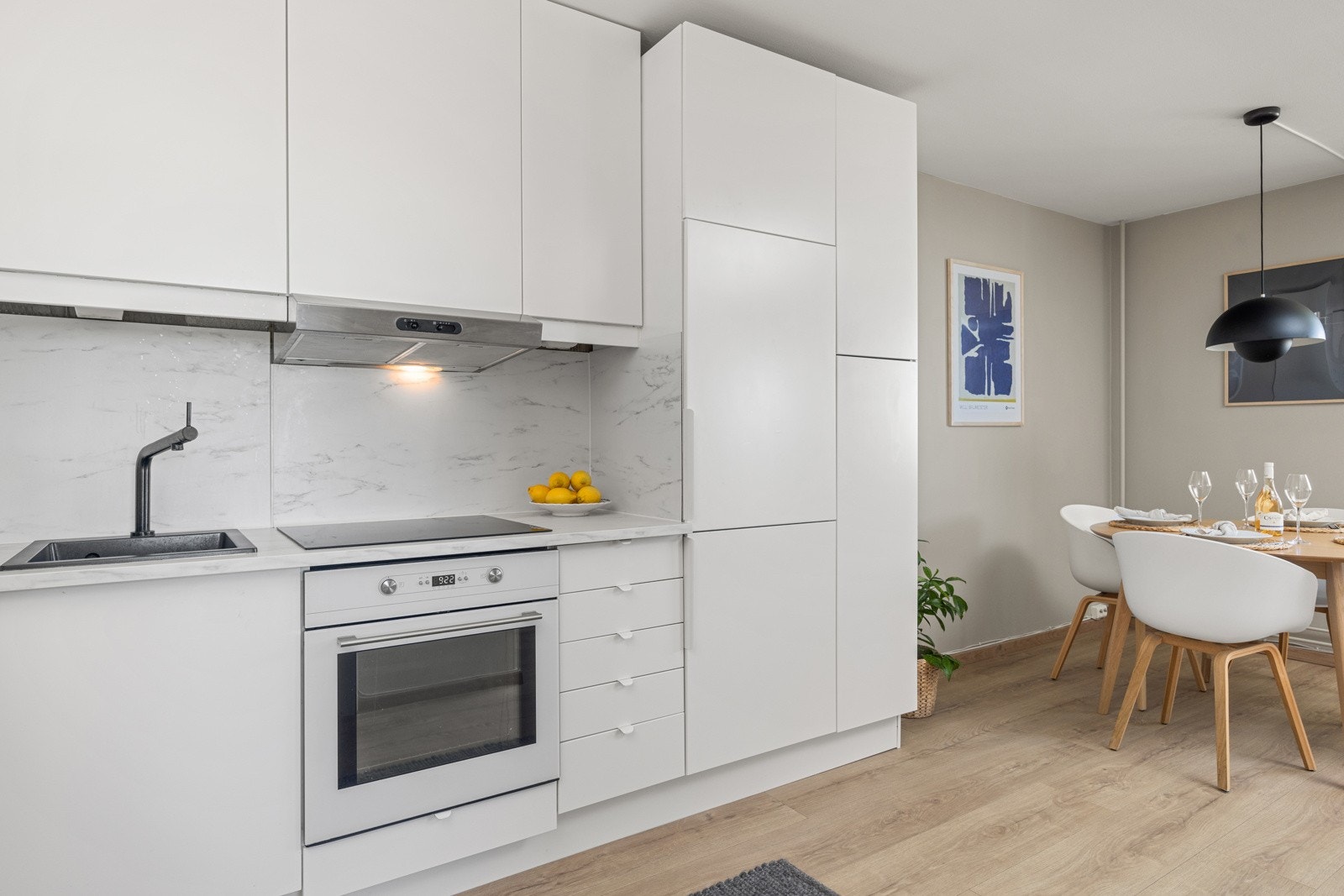 - Pen, moderne innredning fra 2014 med nye fronter og benkeplate 2021 - Galleribilde