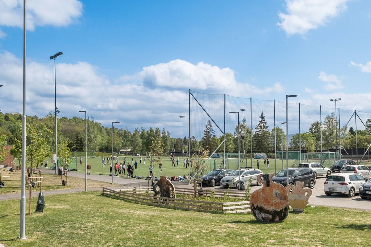 - Årvoll skole (1.-10.klasse) med fotballbane ligger på andre siden av Trondheimsveien - Galleribilde