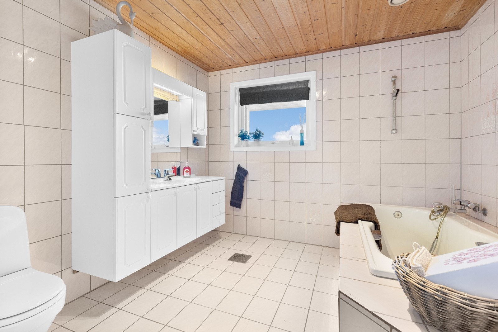 Badet i første etasje har gulvmontert toalett og et innfliset badekar med dusjløsning. Galleribilde
