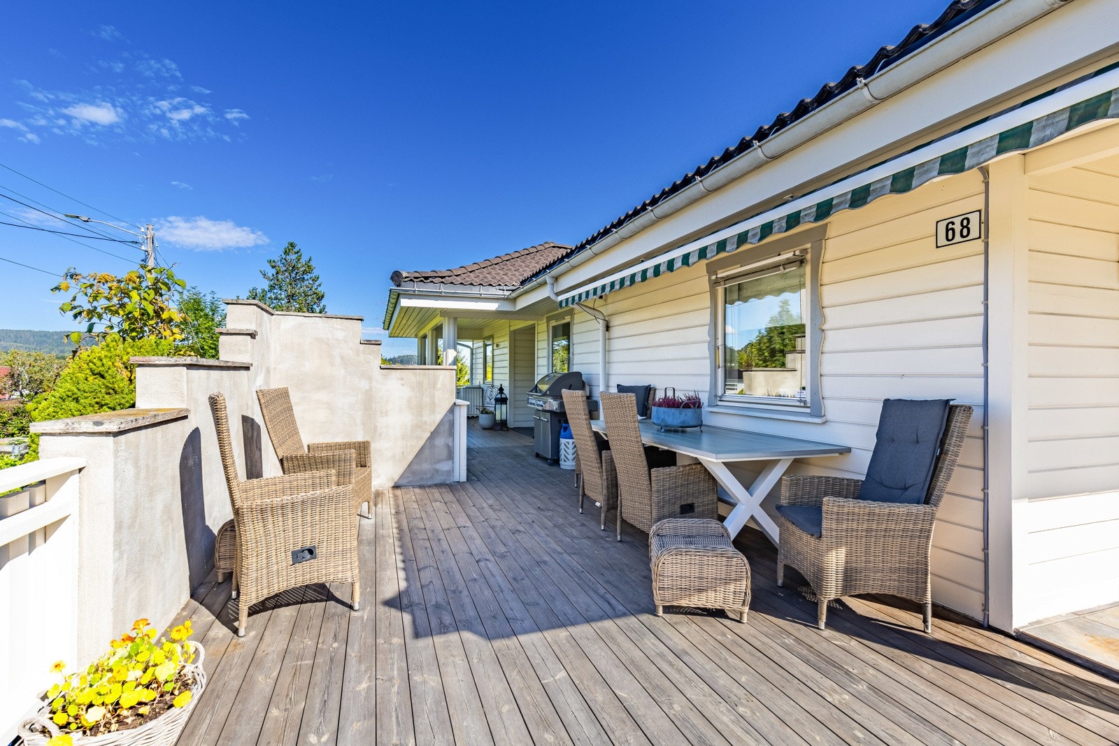 Kjøkkenet har utgang til en romslig terrasse med markise og videre utgang til gårdsplassen. Galleribilde