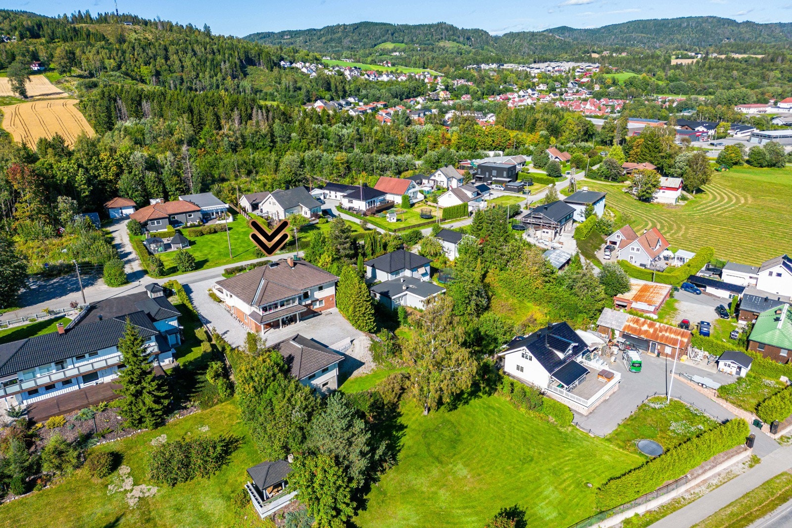 Boligen ligger meget sentralt med lett adkomst til E18, kun 10 minutters kjøretur fra Asker og 15 min fra Drammen. Galleribilde