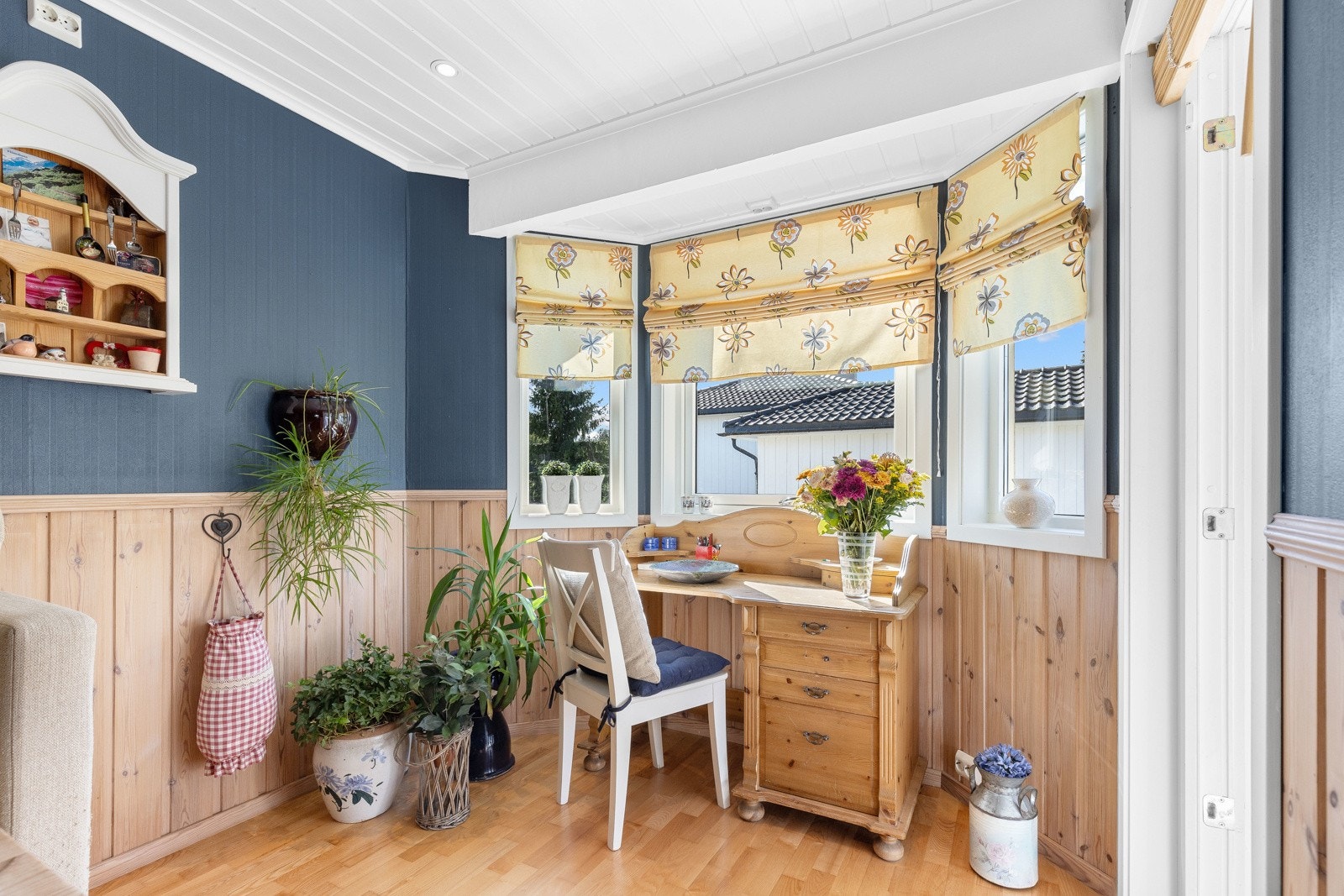 Vinduer og karnapp sørger for godt lysinnslipp og det er utgang til en romslig terrasse. Galleribilde