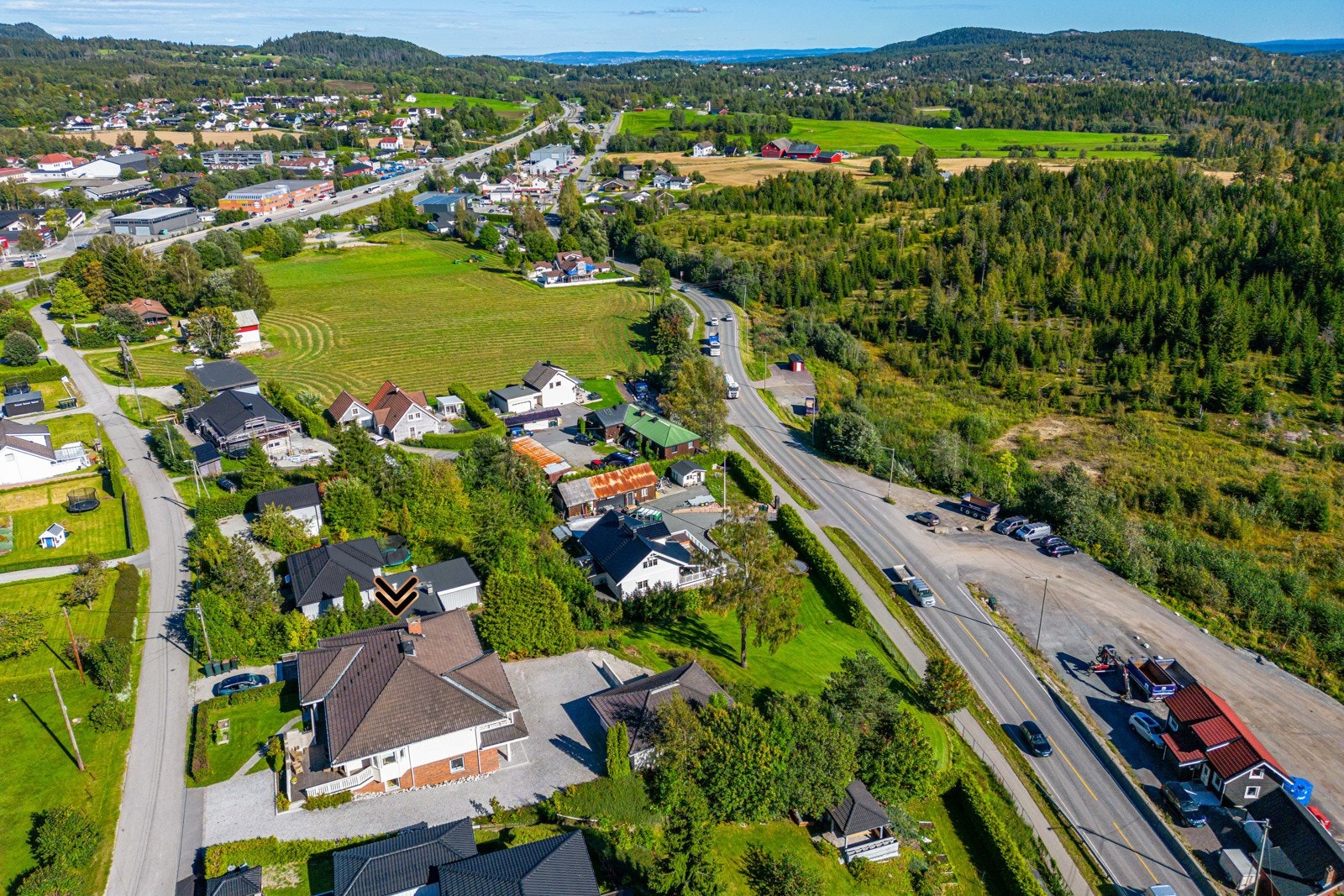 Det er ca. 14 min gange til Heia barneskole og skolebussordning til Tranby ungdomsskole. Galleribilde