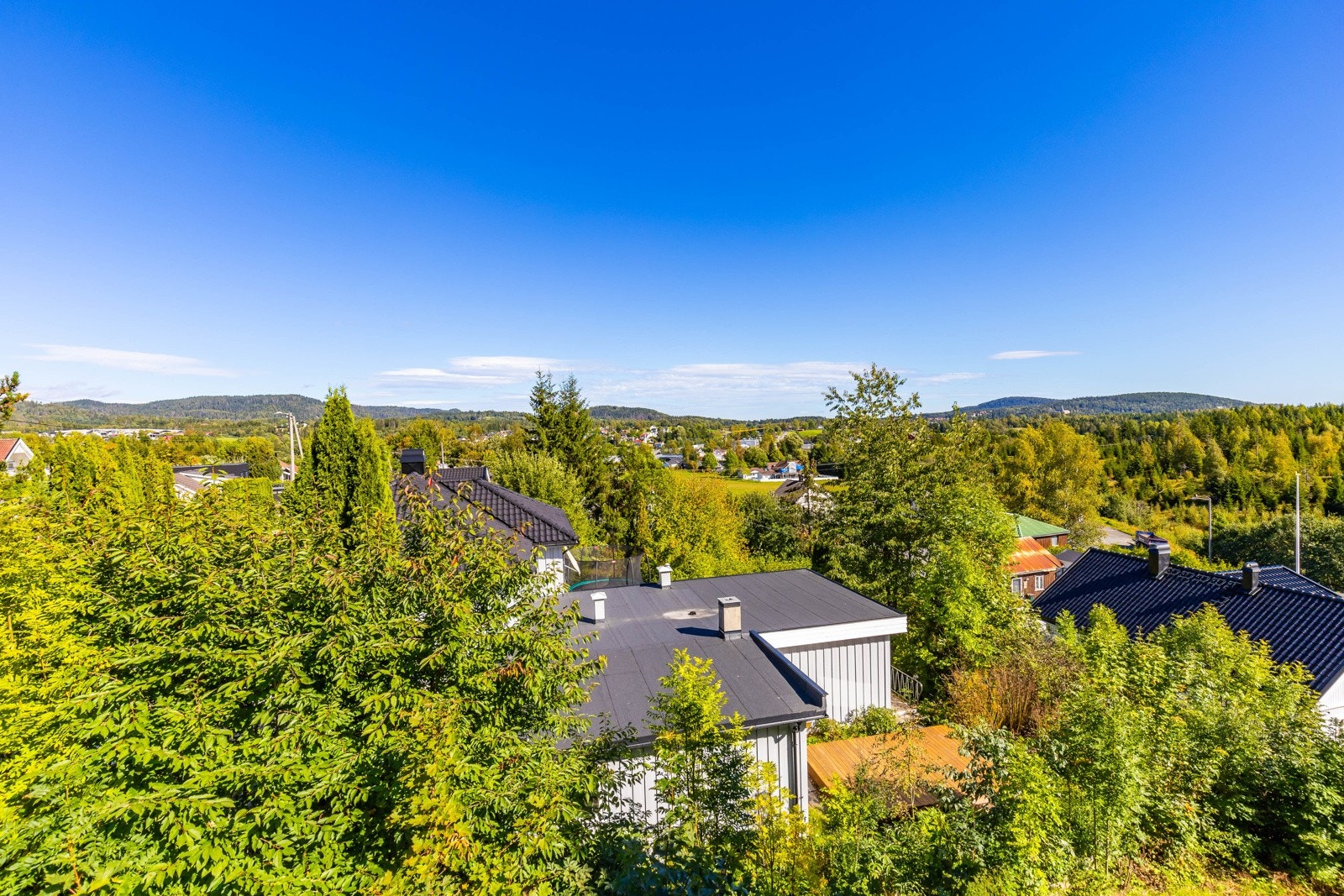 Det er fin utsikt over spredt boligbebyggelse, landbruk og friarealer. Galleribilde