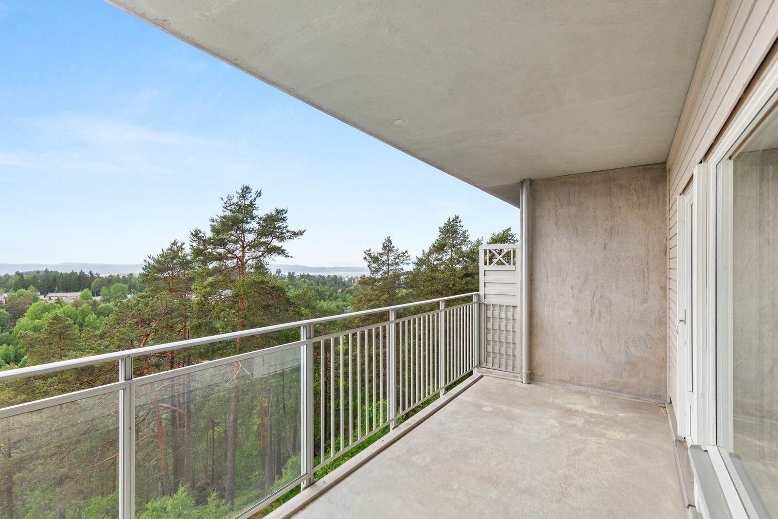 Stor solrik balkong som lett kan sonemøbleres Galleribilde