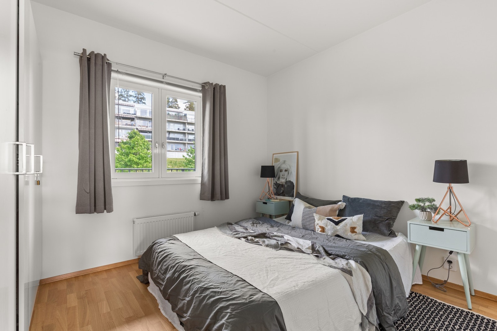 Stort lyst soverom med garderobe Galleribilde