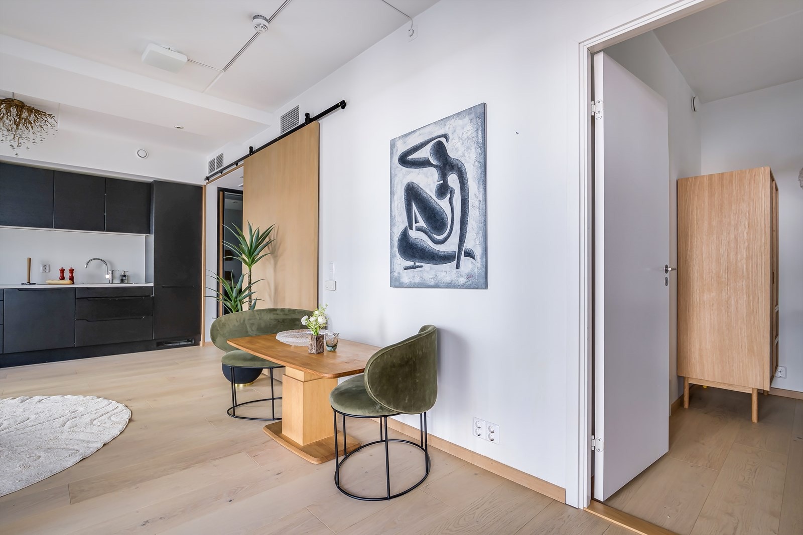 Stue/kjøkken har god plass for diverse spisebord løsninger. Galleribilde