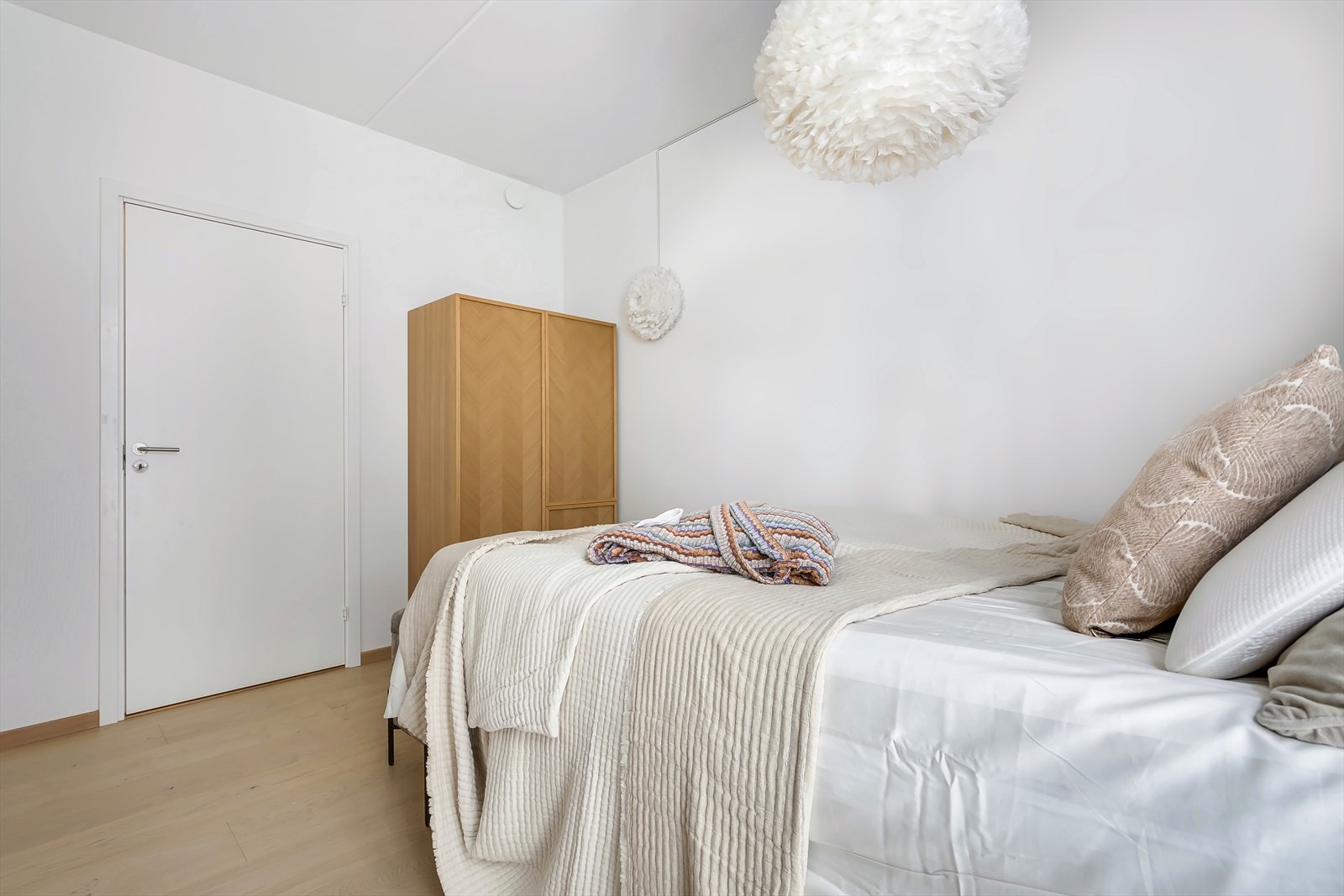 Direkte adkomst til walk-in closet fra soverommet. Galleribilde