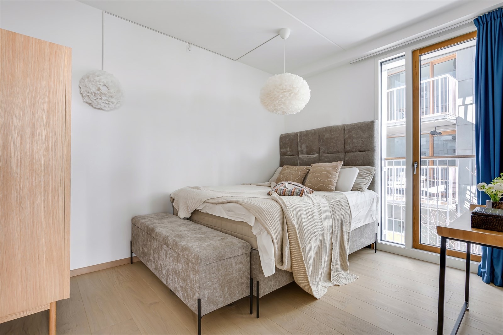 Lyst og luftig hovedsoverom med god plass til dobbeltseng og garderobeskap. Galleribilde