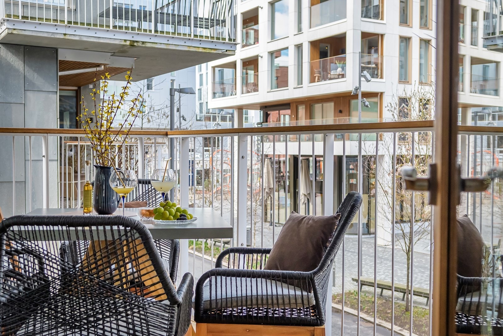 Via sameiet kan det leies kajakker gratis, i tillegg disponerer sameiet et innredet felleslokal som kan brukes gratis for selskaper. Galleribilde