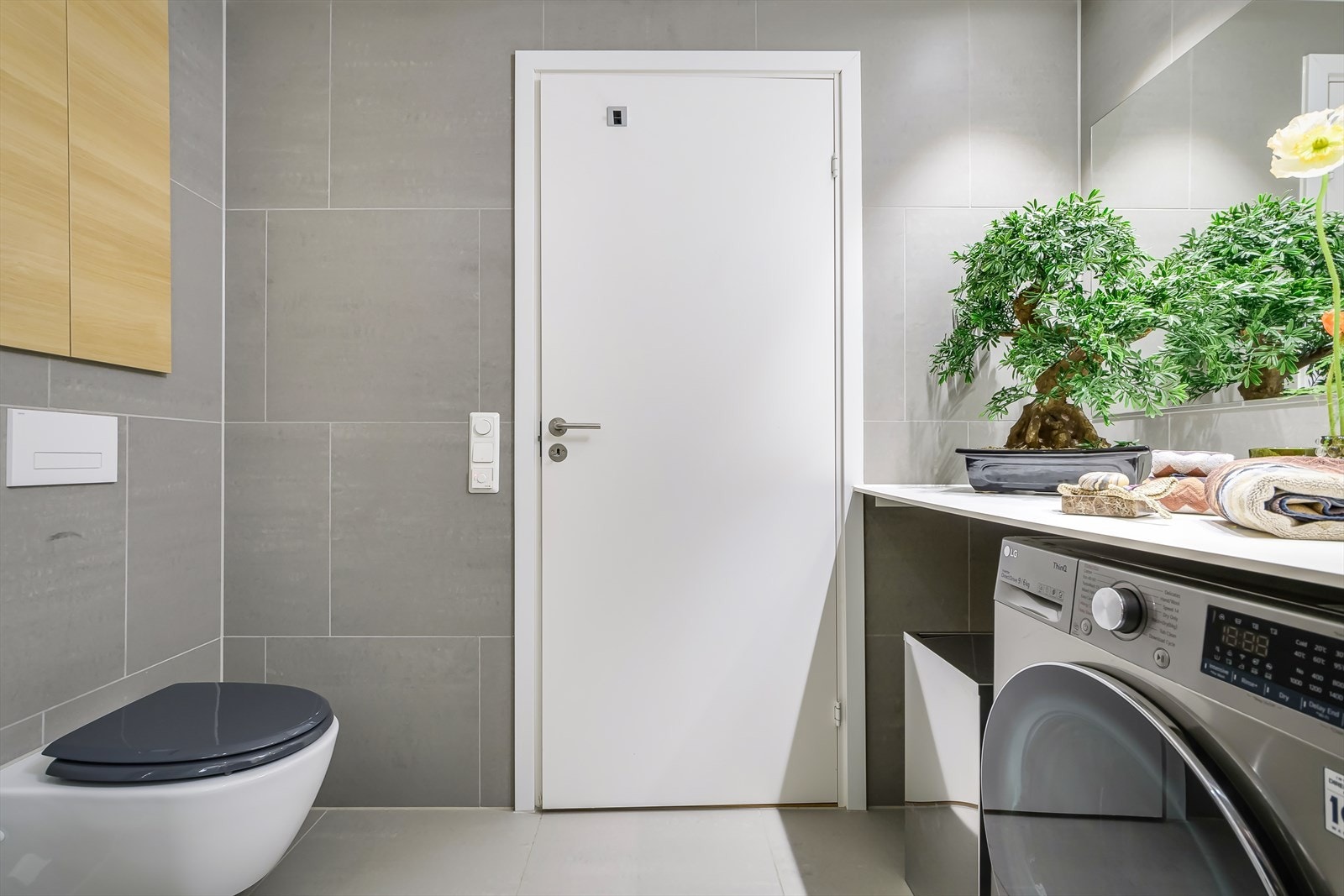 Plassbesparende løsninger på badet med opplegg for vaskemaskin. Galleribilde