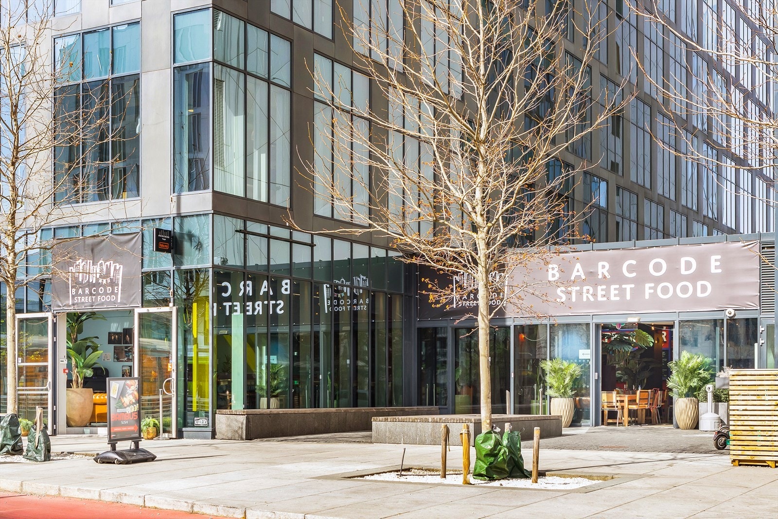 Barcode rett ved med restauranter, shopping samt buss og trikk. Galleribilde