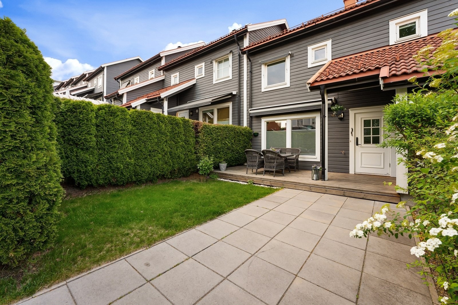 I 2021 ble terrassebord på terrassen foran inngangsdør og terrassen i hagen byttet i regi av eier. Galleribilde