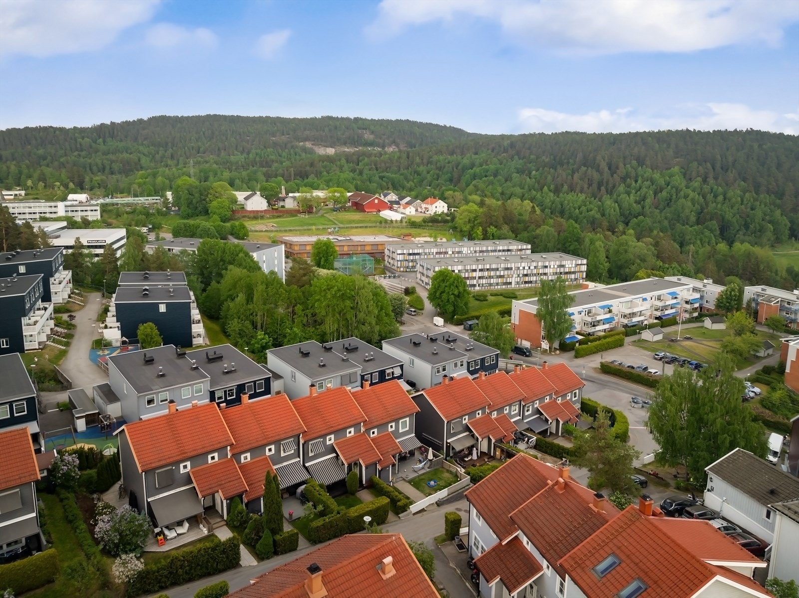 Boligen ligger i et naturskjønt boligområde på Skullerud med nærhet til skoler, barnehager og offentlig kommunikasjon. Galleribilde