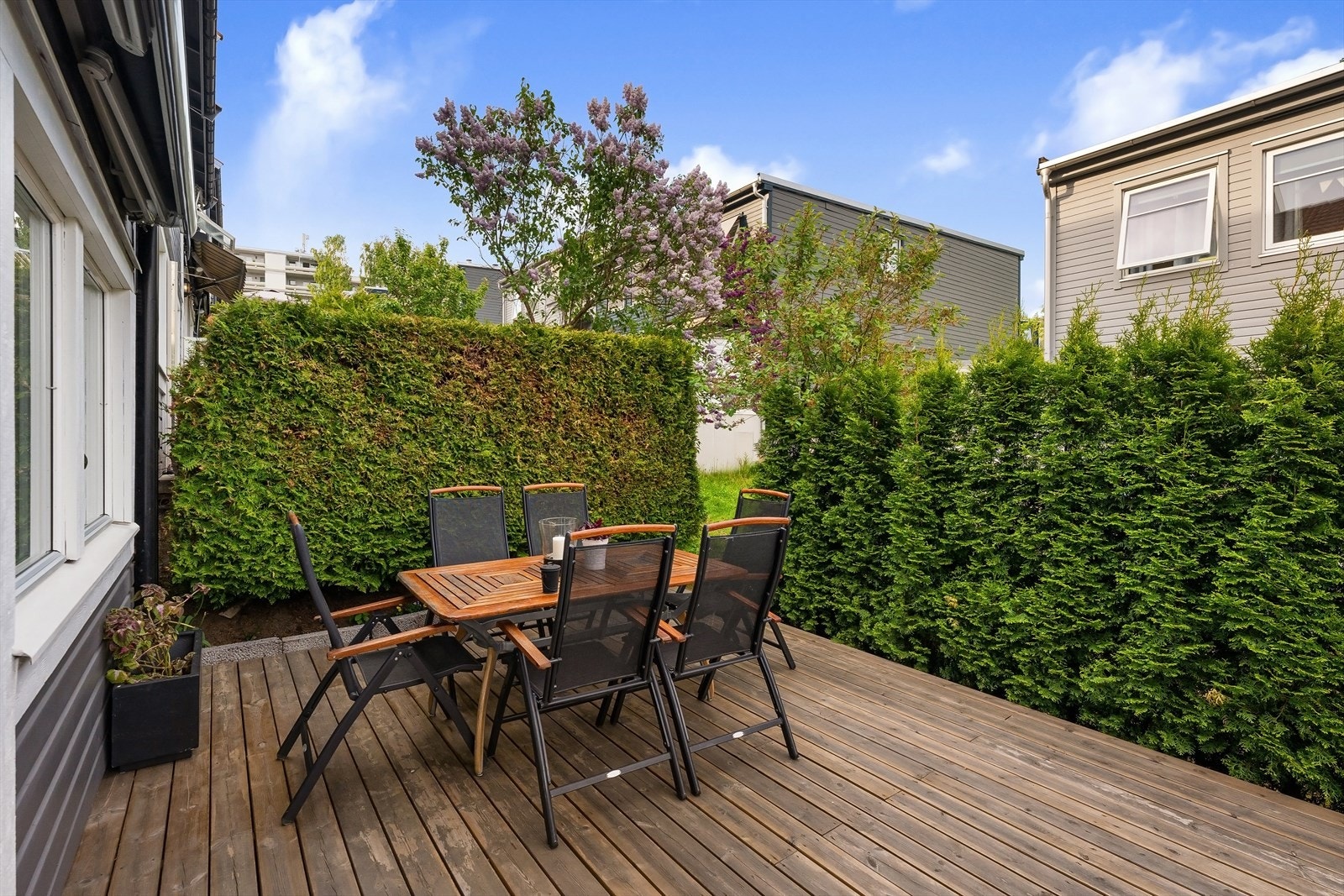 På terrassen har du god plass til alt du måtte trenge av utemøbler, grill, beplatning m.m. Galleribilde