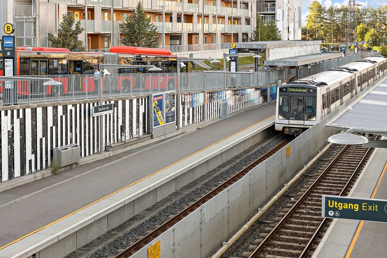 Umiddelbar nærhet til et bredt tilbud av offentlig kommunikasjon via buss, flybuss og T-bane, hvorav nærmeste holdeplass er Skullerud T-banestasjon som ligger i gåavstand fra boligen. Galleribilde