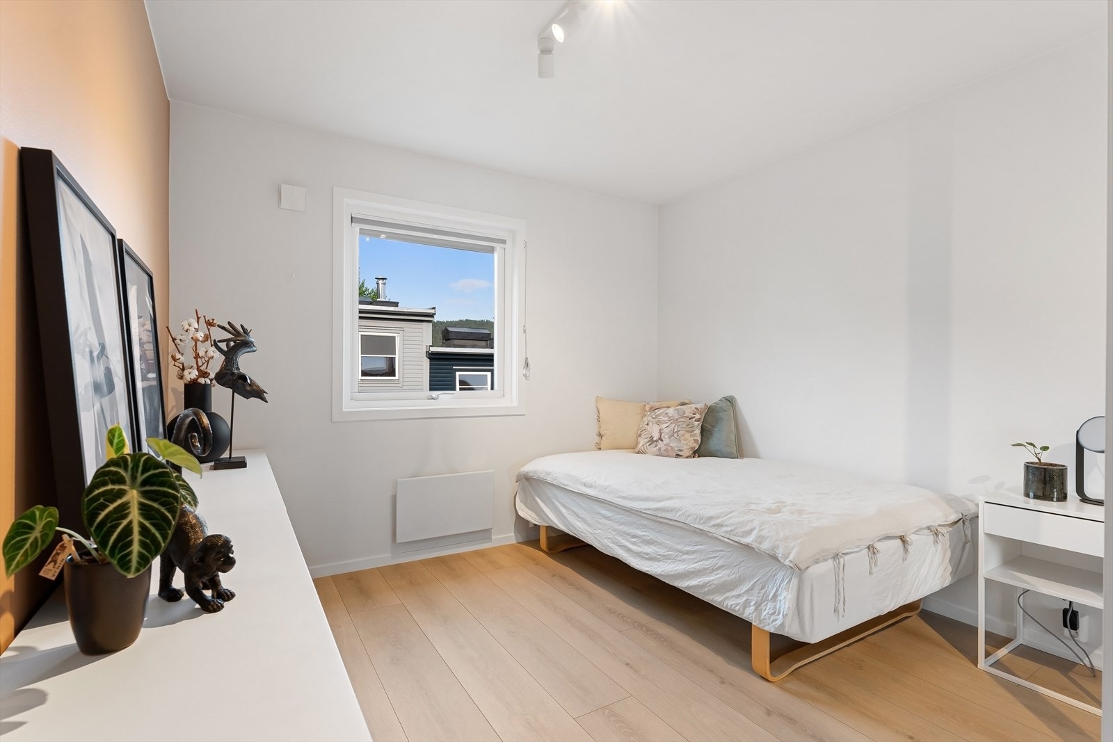 Det andre soverommet er av god størrelse, og har plass til dobbeltseng og kommode/garderobe. Galleribilde