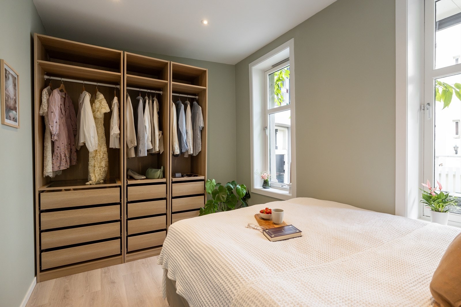 - Det er meget godt med lagringsplass i garderobeløsningen på soverommet. Disse følger boligen - Galleribilde