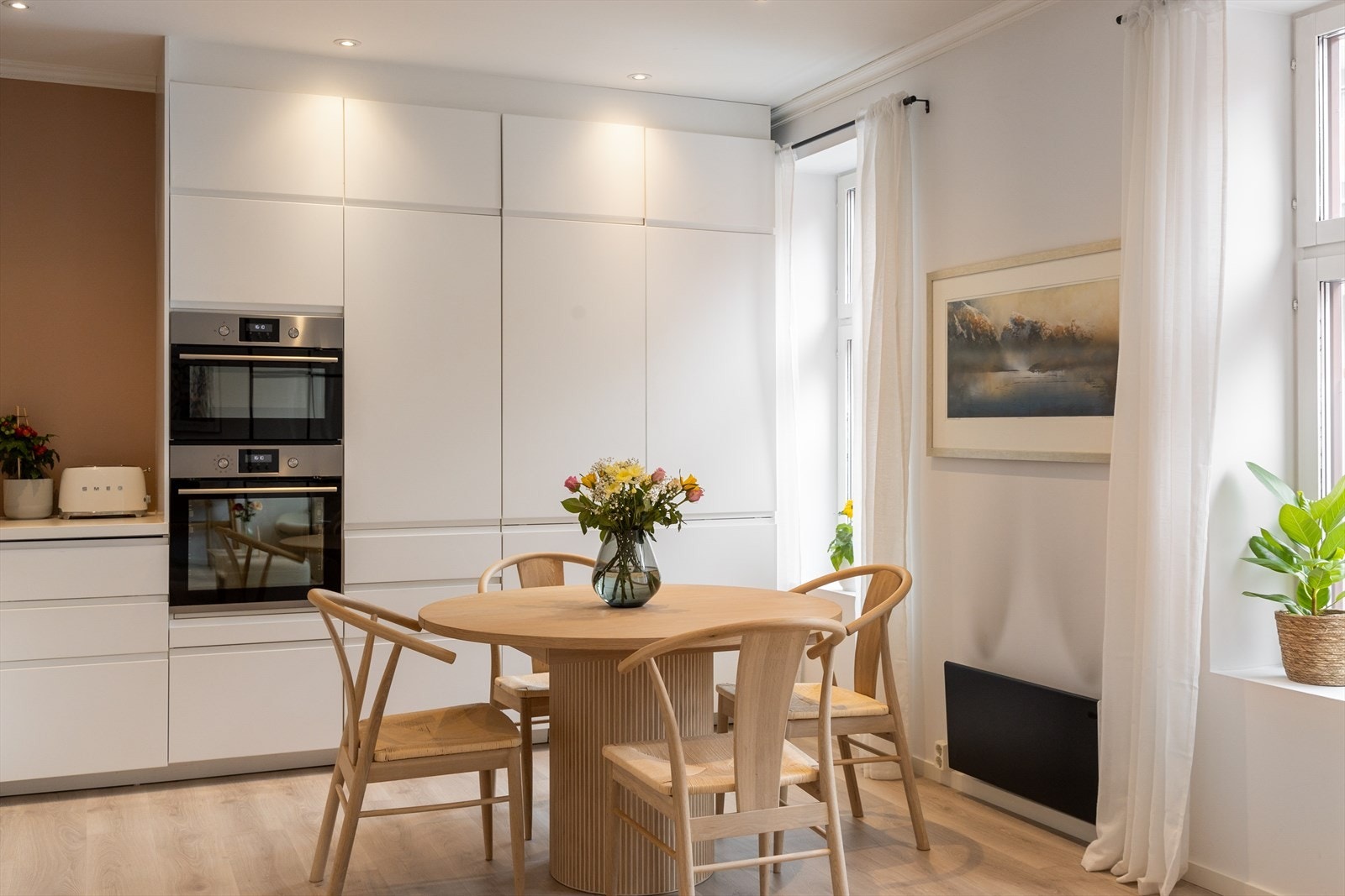 - Det er naturlig plass til spisebord. Her kan alle dagens måltider nytes i ro og fred - Galleribilde