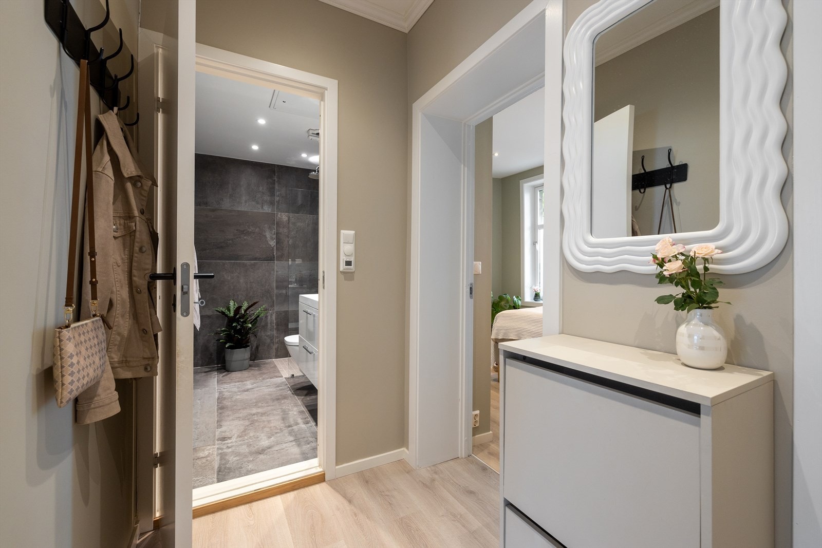 - Entréen fører videre til bad, soverom, bod og stue - Galleribilde