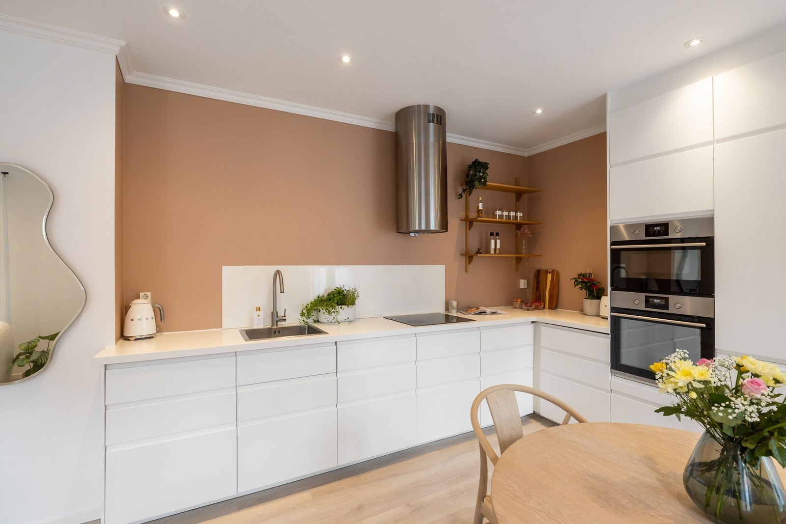 - Kjøkkenventilator med kullfilter over kokesone, komfyrvakt og det nedfelt kum av stål med ett-greps blandebatteri - Galleribilde