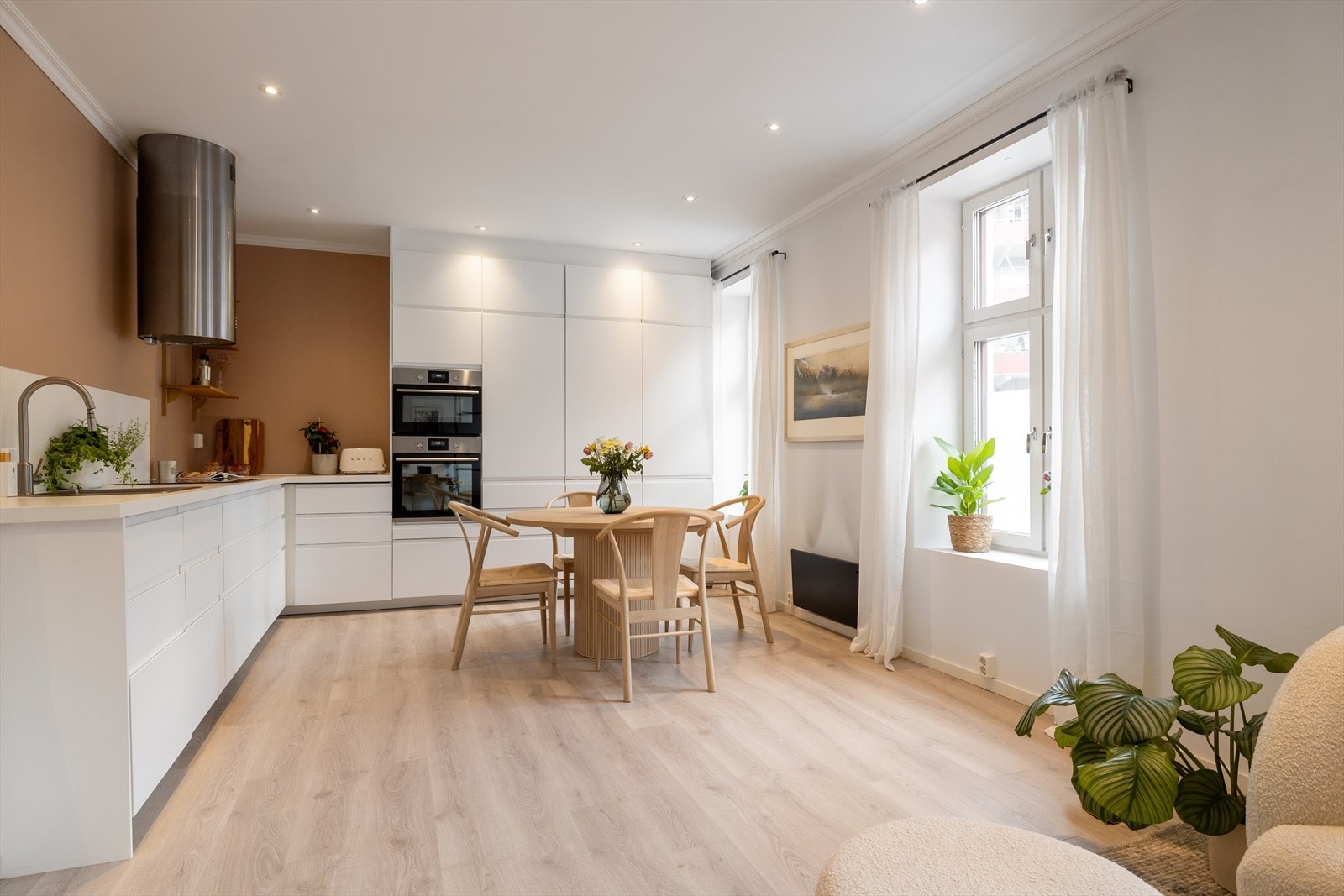 - Kjøkkeninnredningen har integrerte hvitevarer som platetopp, stekeovn, mikrobølgeovn, oppvaskmaskin, kjøleskap og frys - Galleribilde