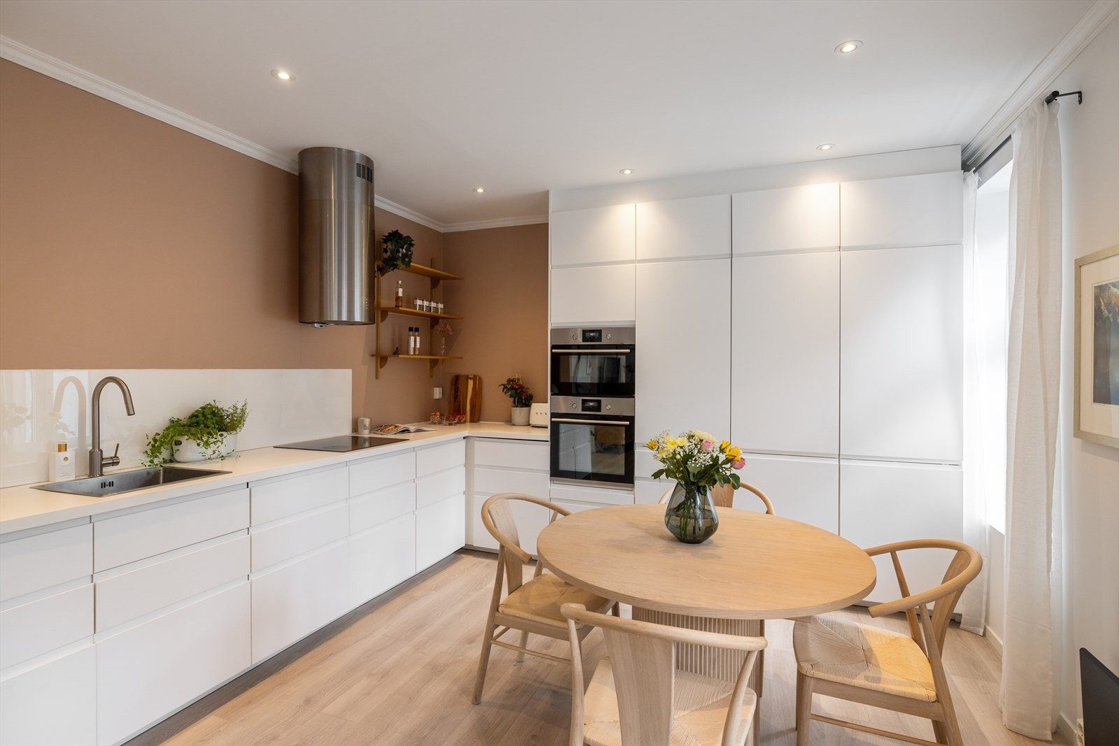 - Moderne og lekker IKEA kjøkkeninnredning fra 2016 med under- og høyskap med slette fronter - Galleribilde