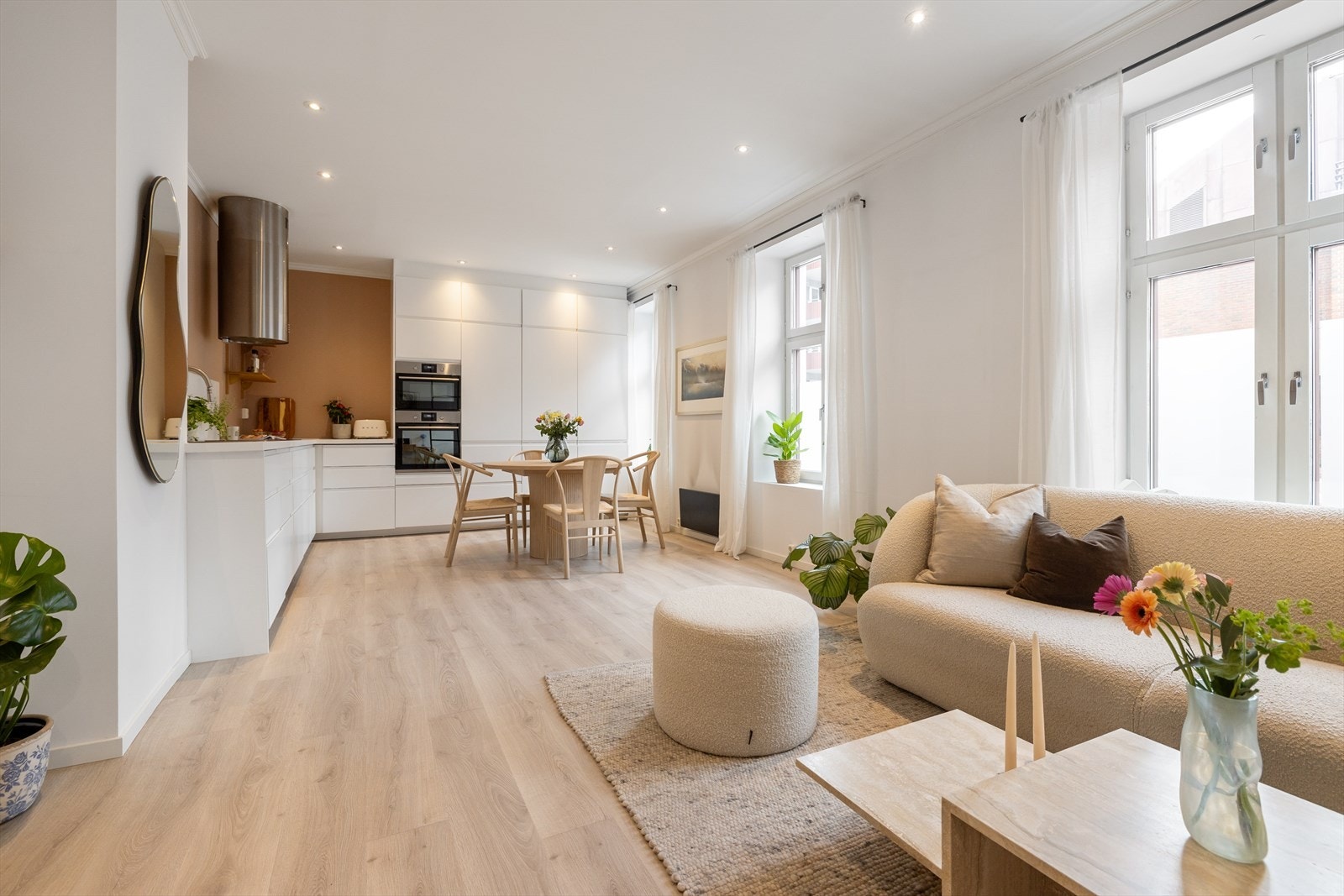 - Kjøkkenet ligger i en åpen og sosial løsning med stuen - Galleribilde