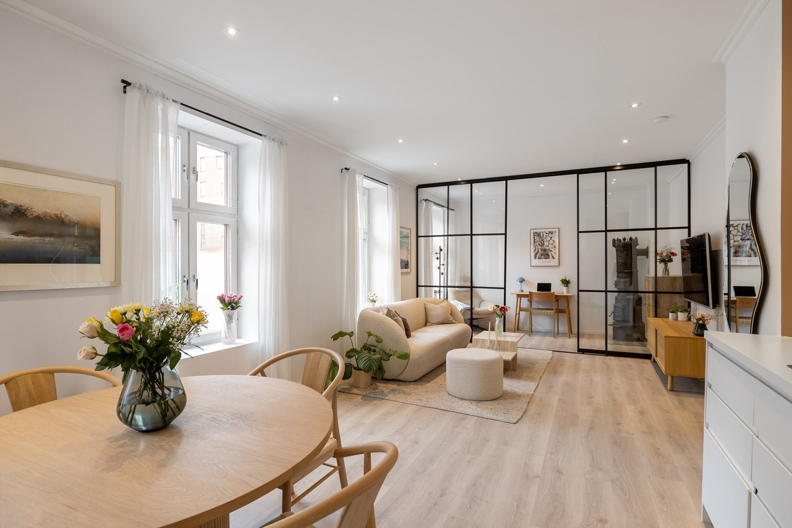 - I 2022 ble det lagt gulv i alle rom og satt inn moderne glassdører i metall i stue - Galleribilde