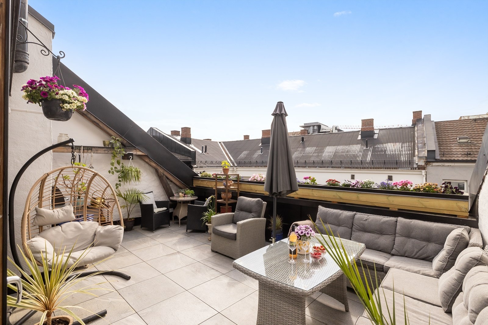 - Borettslaget har også en flott felles takterrasse med fin utsikt og gode solforhold - Galleribilde