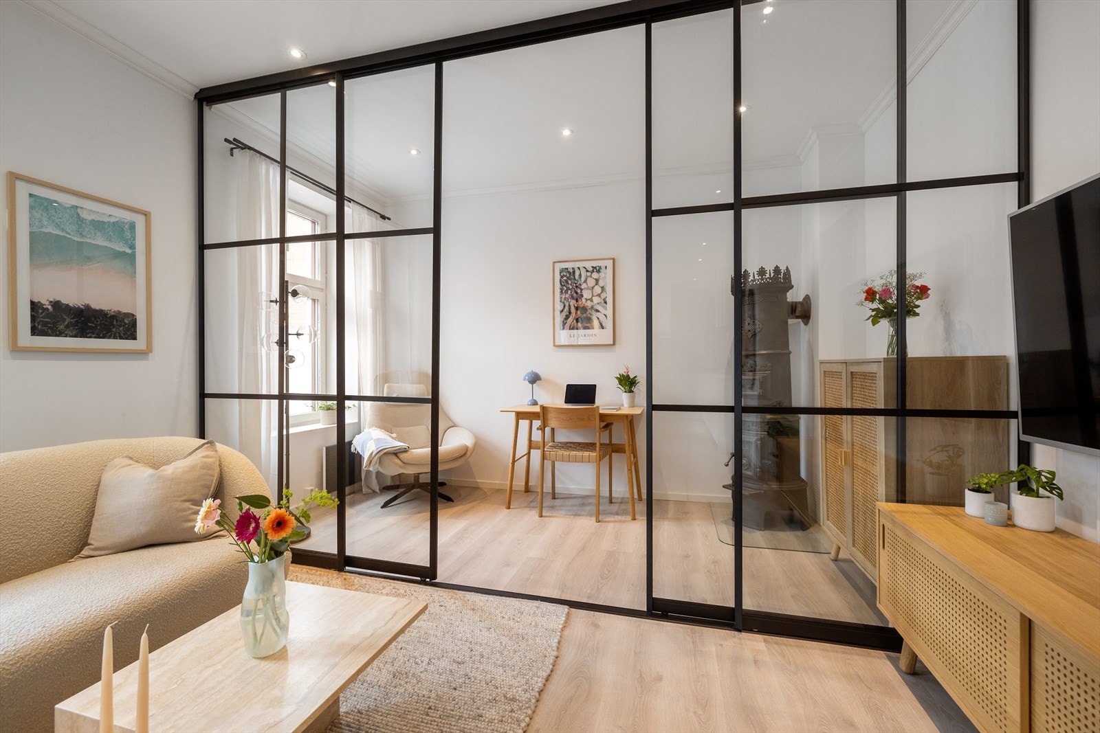 - Moderne glassdører i metall som lager et fint skille i stuen - Galleribilde