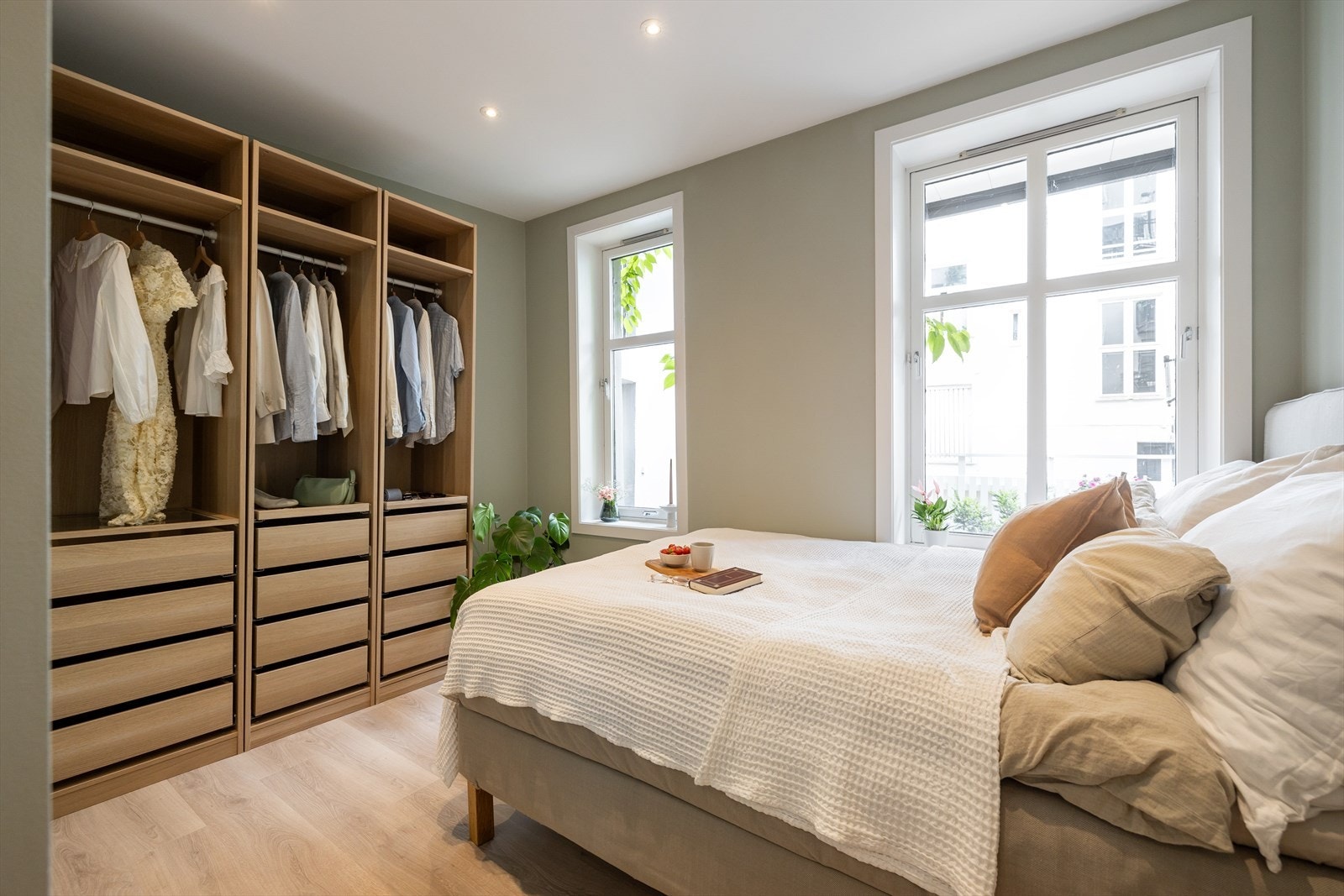 - Romslig soverom av god størrelse med flotte farger og plass til dobbeltseng - Galleribilde