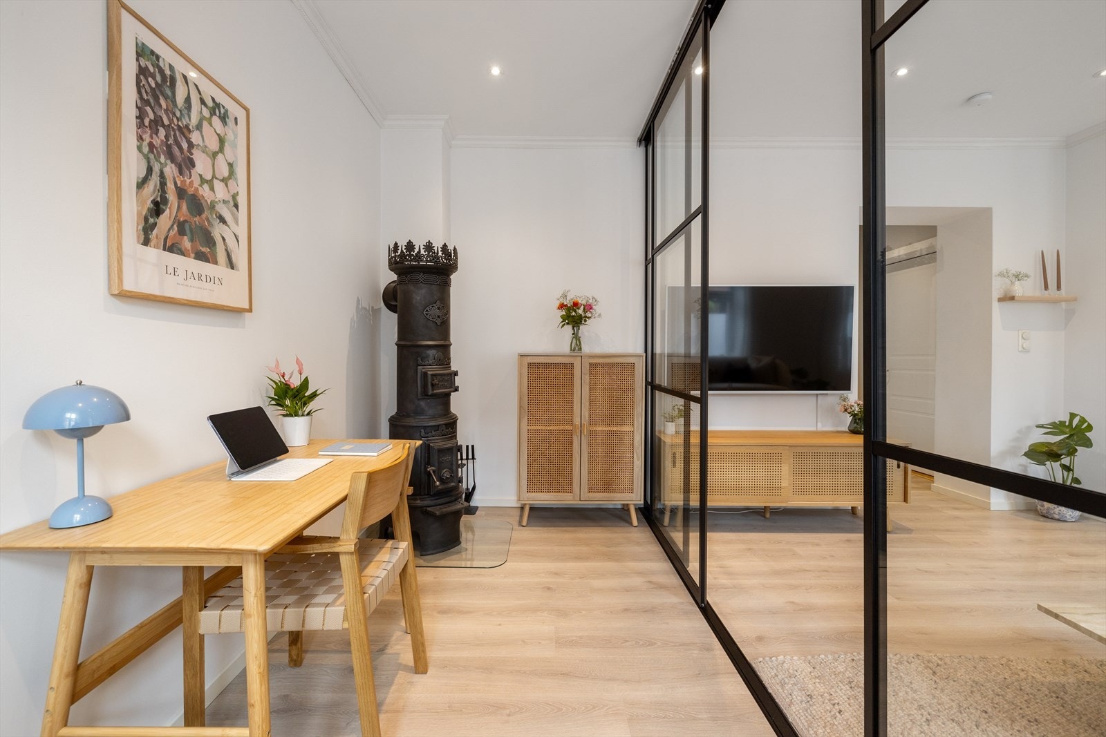 - Flott rundbrenner jernovn i stuen bidrar med å holde leiligheten lun og varm. I 2014 ble det utført rehabilitering av piper - Galleribilde