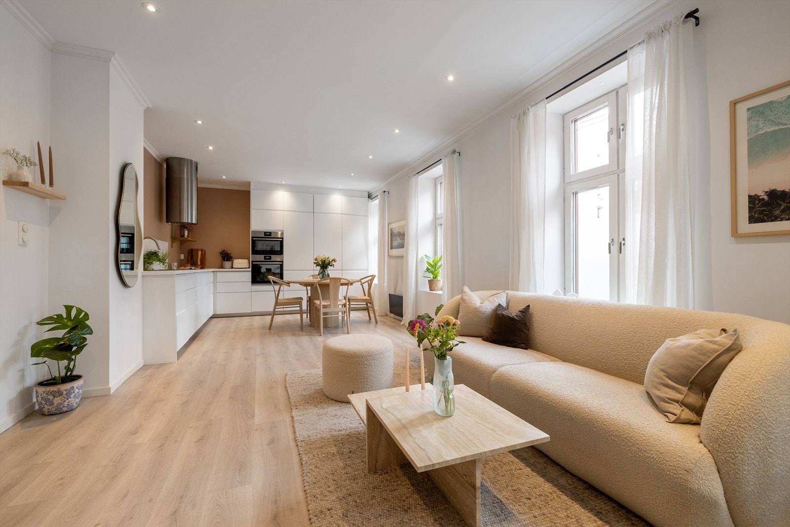 - Leiligheten har en lys og åpen stue med god takhøyde (2,6m) - Galleribilde