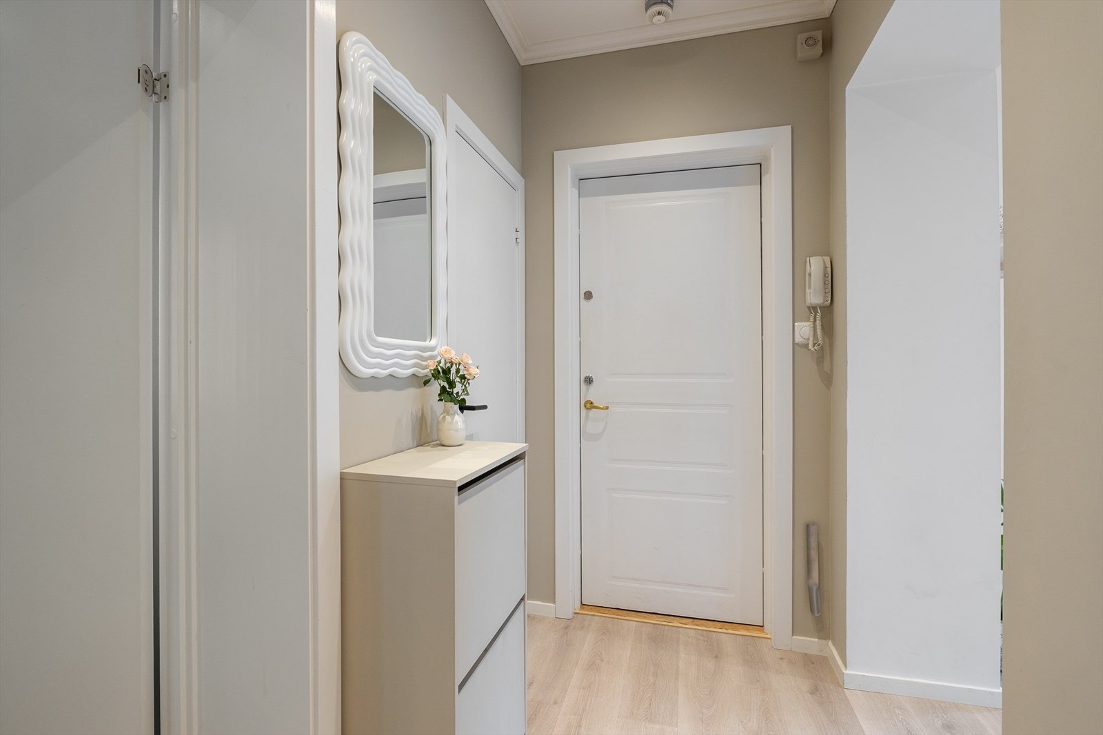 - Boligen har en romslig og åpen entré som ønsker deg velkommen inn - Galleribilde