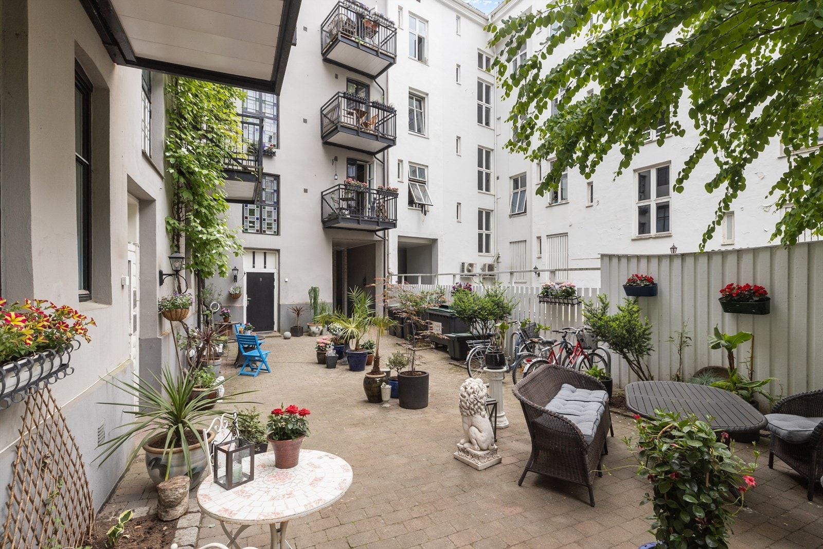 - Borettslaget har en pent opparbeidet felles bakgård - Galleribilde