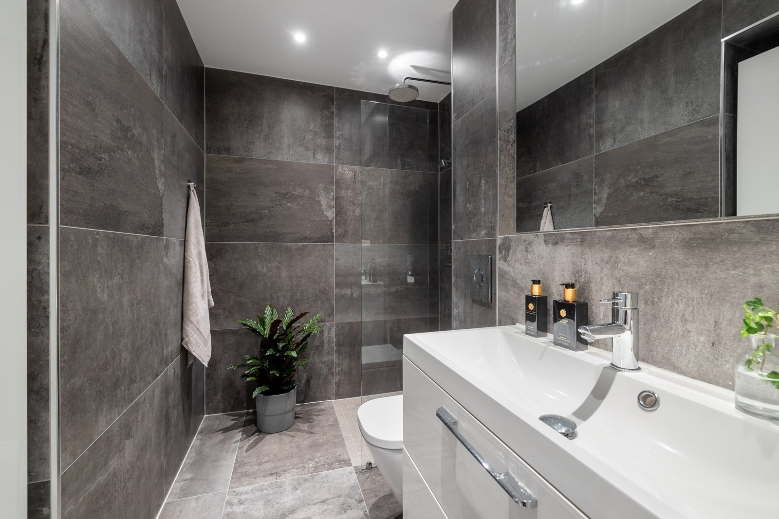 - Lekkert og moderne flislagt baderom som ble pusset opp i 2016, ifølge tidligere salgsoppgave - Galleribilde