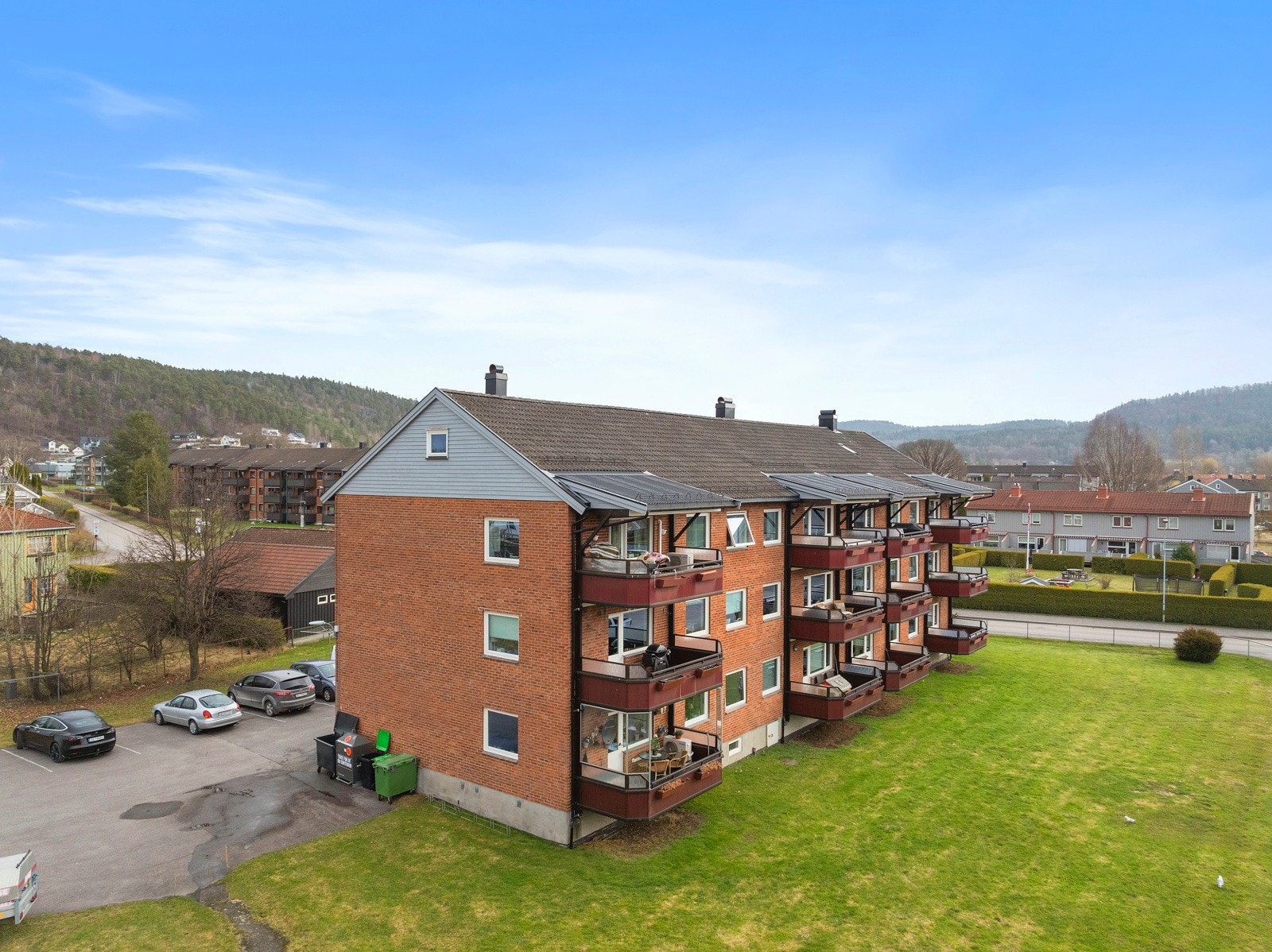 Boligen ligger på Hovenga som er et av Porsgrunn mest attraktive boligområder. Her ligger du tilbaketrukket, men likevel bare en liten spasertur fra Porsgrunn sentrum med alle byens fasiliter. Galleribilde