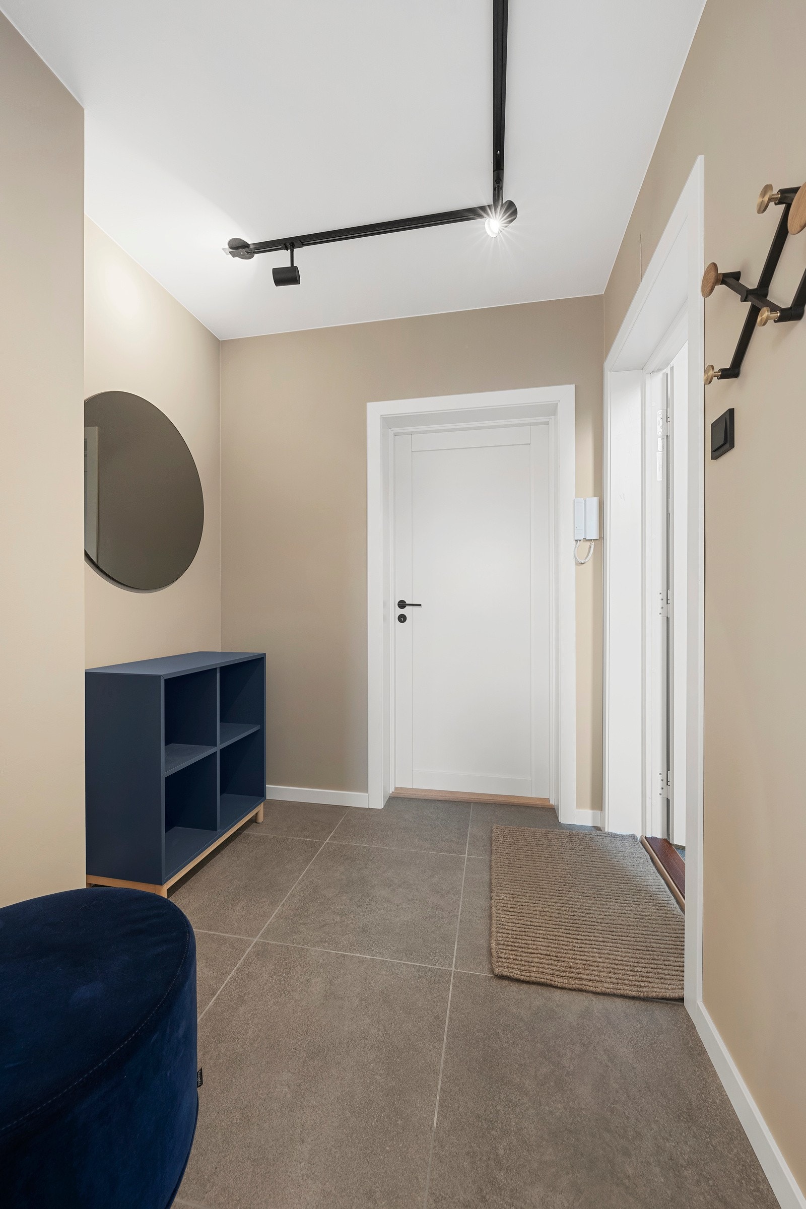 Innbydende og fin gang med plass for garderobeløsning. Flislagt gulv med varme. Galleribilde