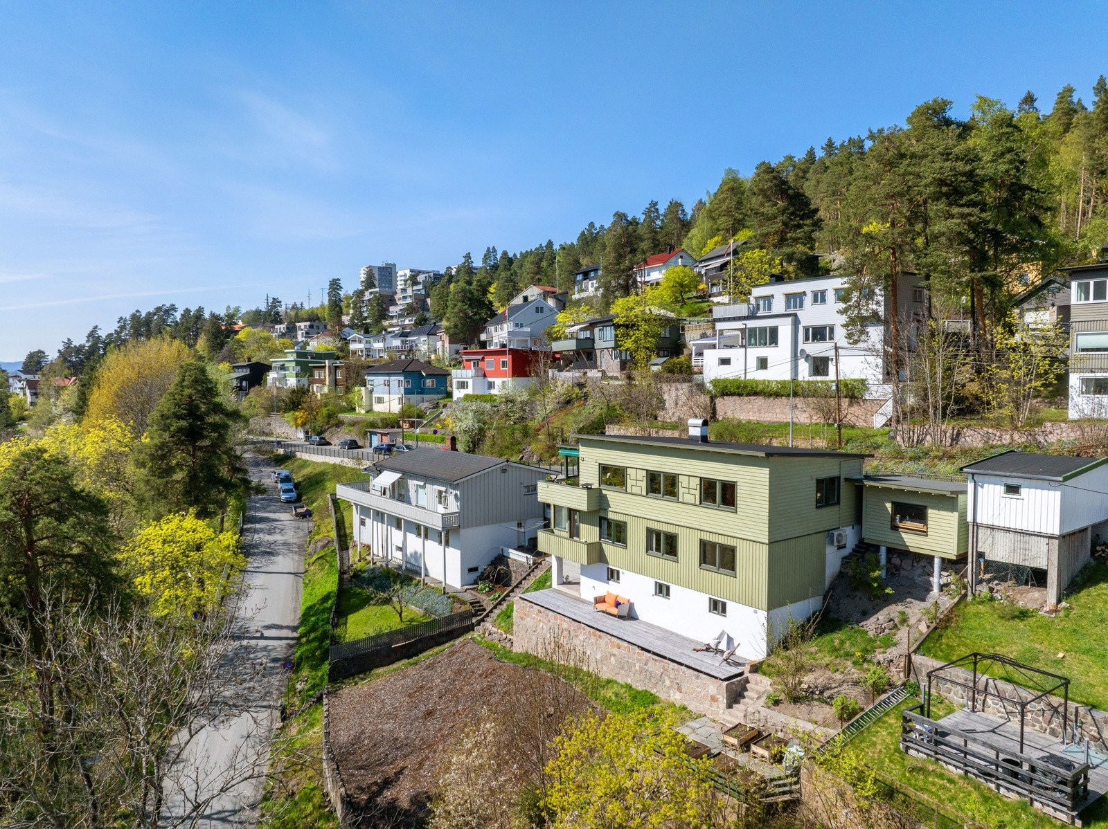 Boligen går over tre plan og er pent oppusset. Galleribilde