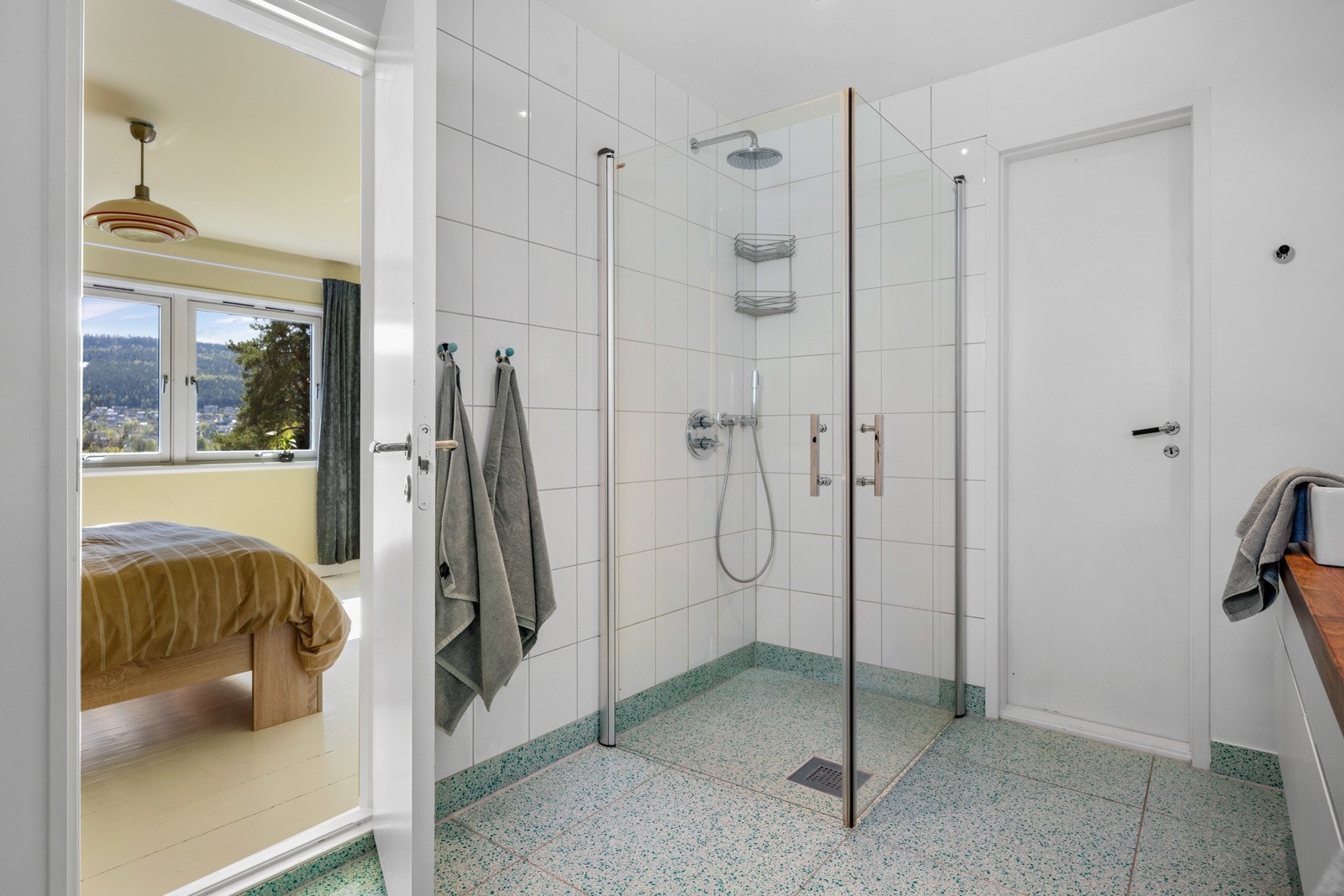 Egen inngang til bad fra hovedsoveorm. Galleribilde