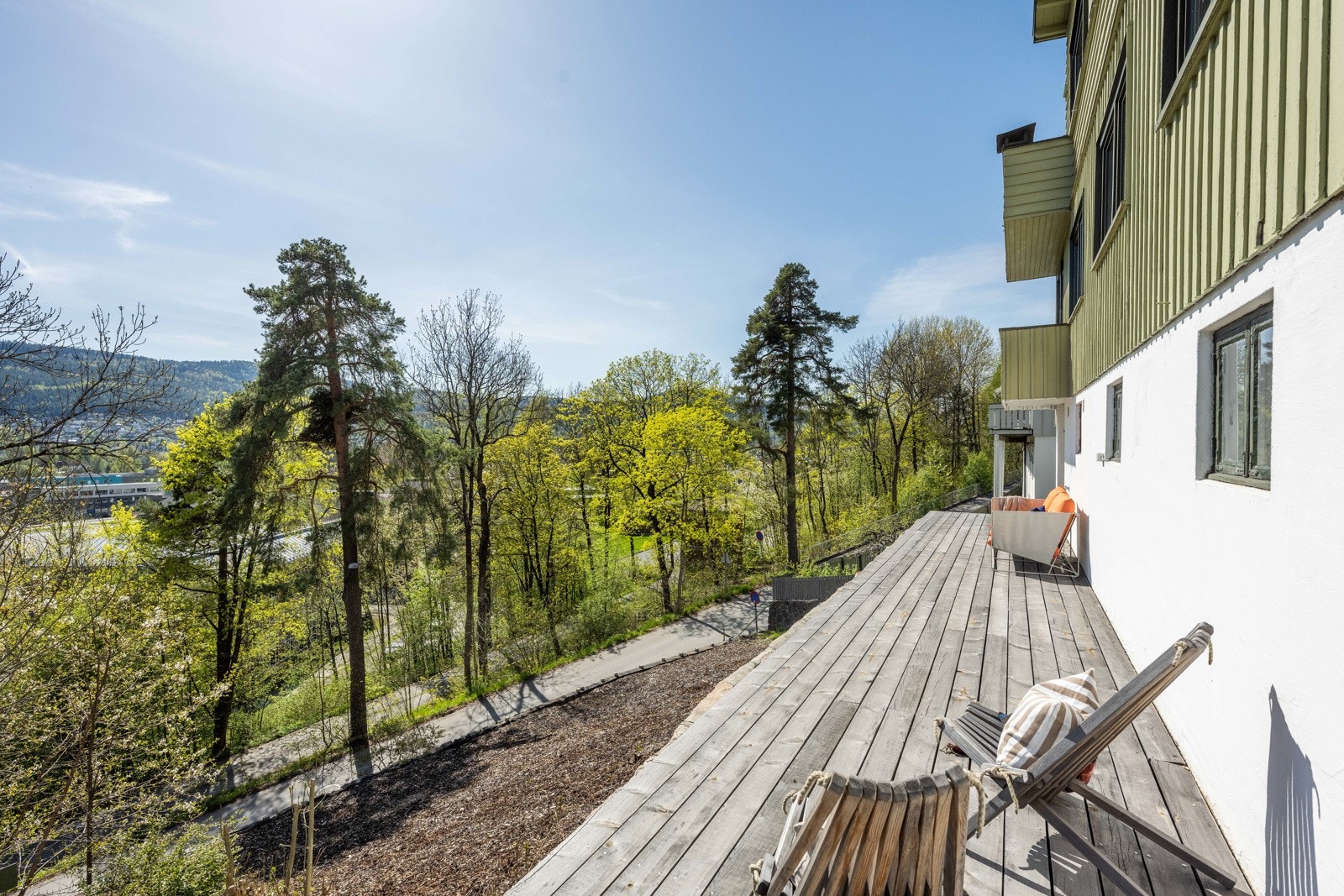 Terrassen fortsetter langs hele forsiden av boligen. Galleribilde