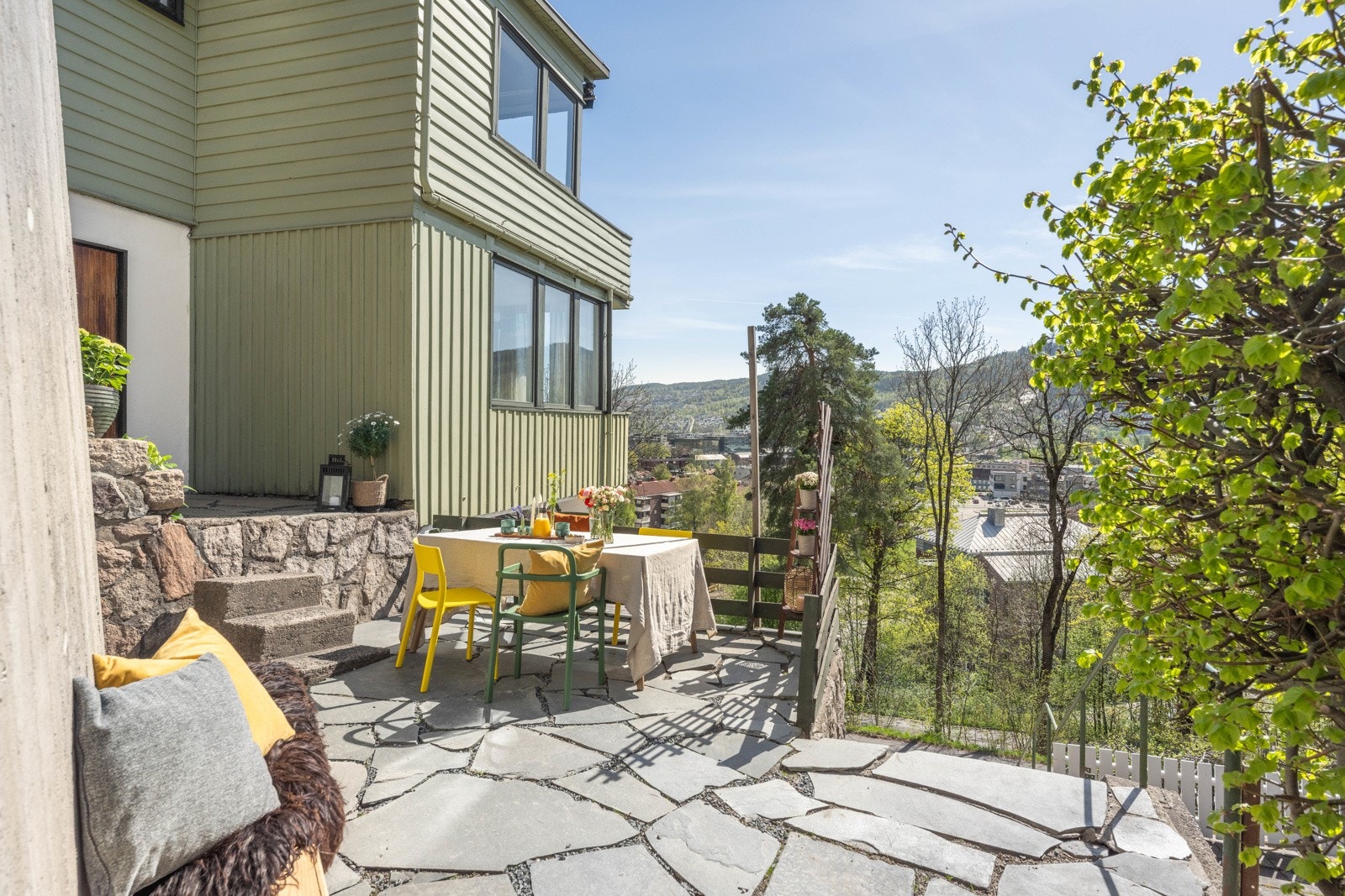 Med uteplasser på alle sider av boligen er det enkelt å finne et sted i solen. Galleribilde